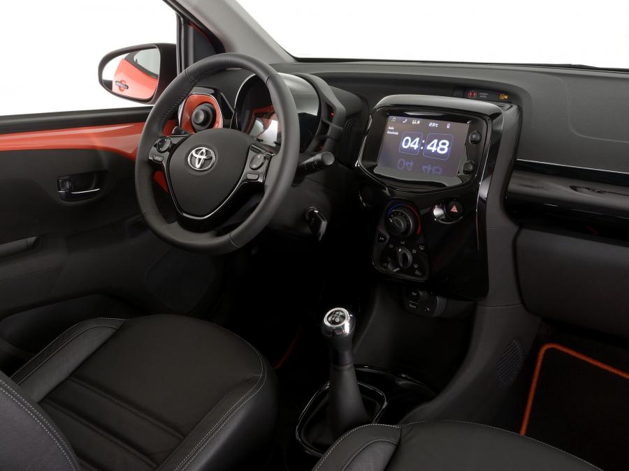  Toyota Aygo x-cite 5-Door 2014 года  (фото 9 из 30)